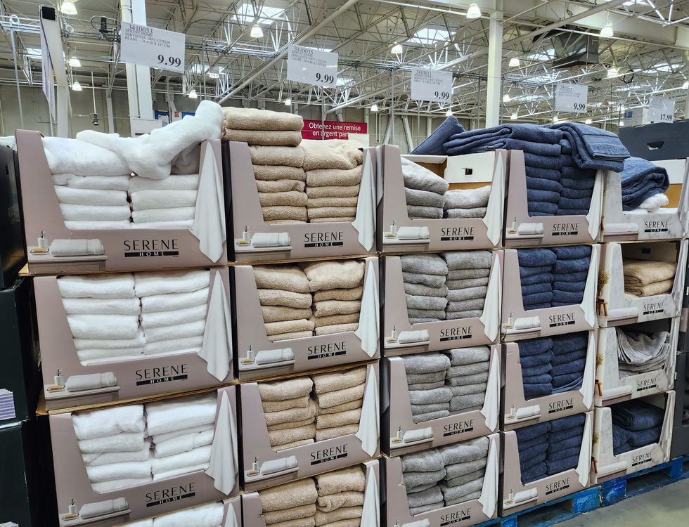 Boites remplies de serviettes de bain de quatre diff\u00e9rentes couleurs.