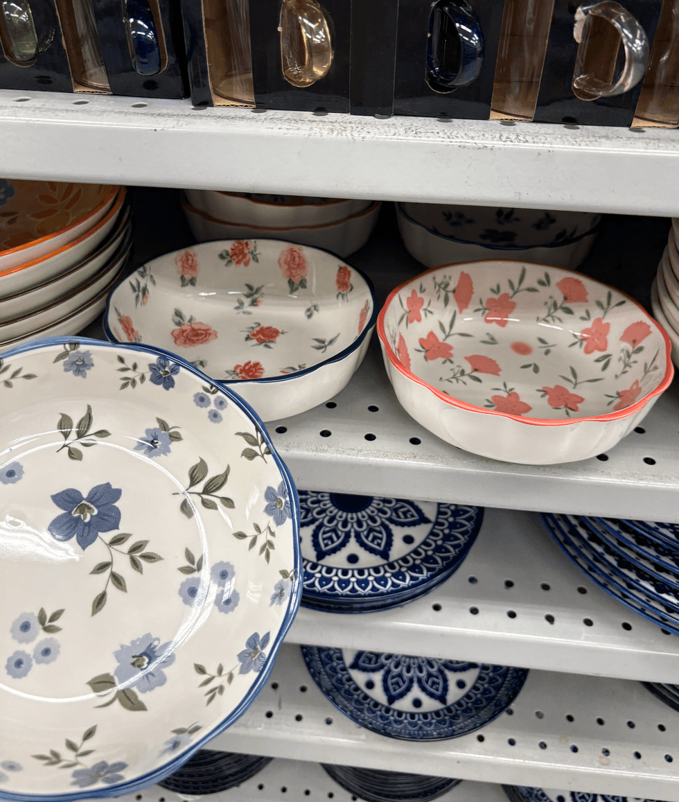 Bol fleuri en c\u00e9ramique sur les tablettes du Dollarama.