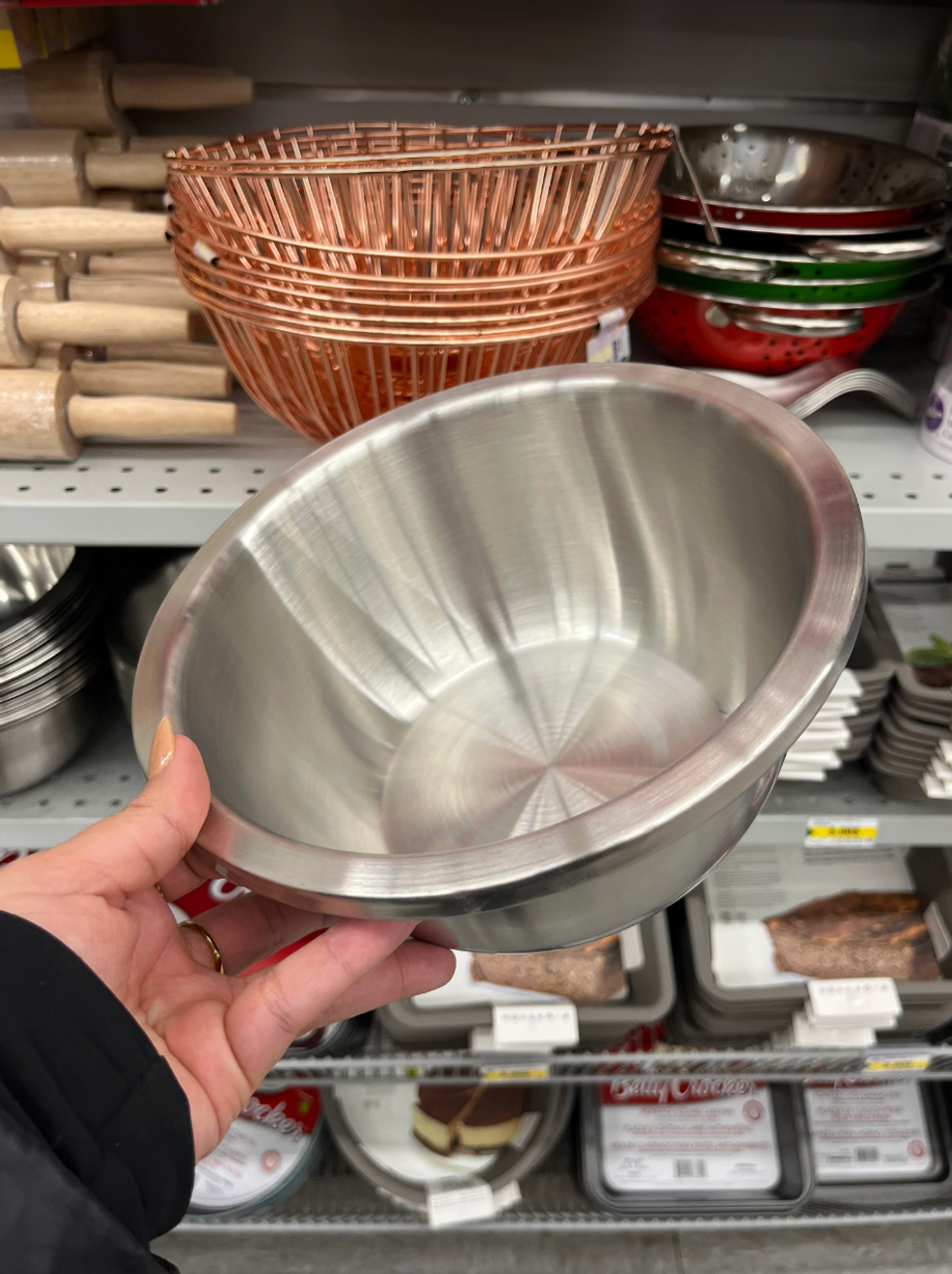 Bol \u00e0 m\u00e9langer en acier inoxydable du Dollarama.