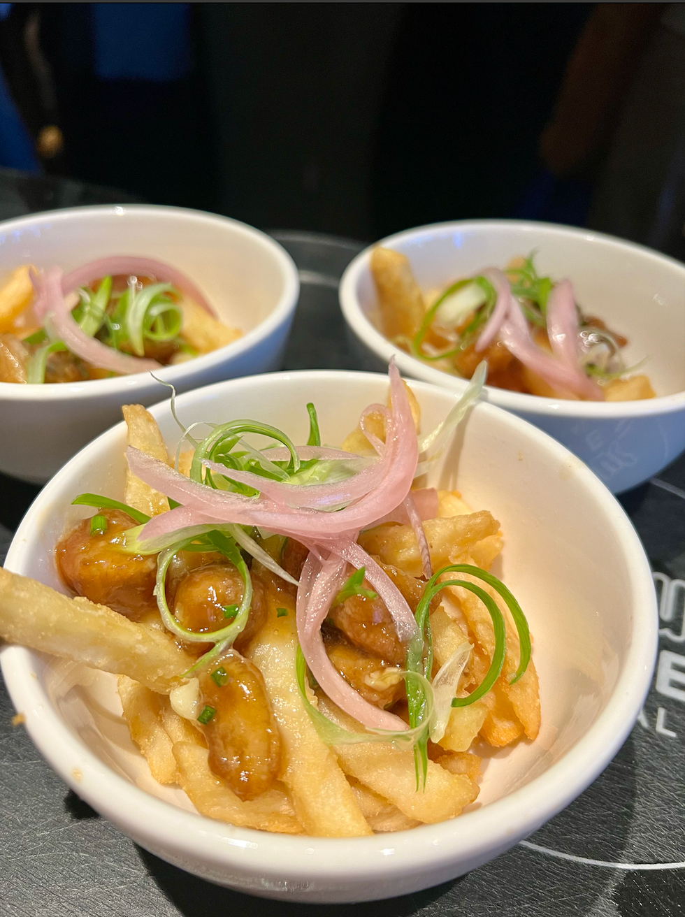 Bols de poutine avec des morceaux de poulet croustillants et des oignons marin\u00e9s.