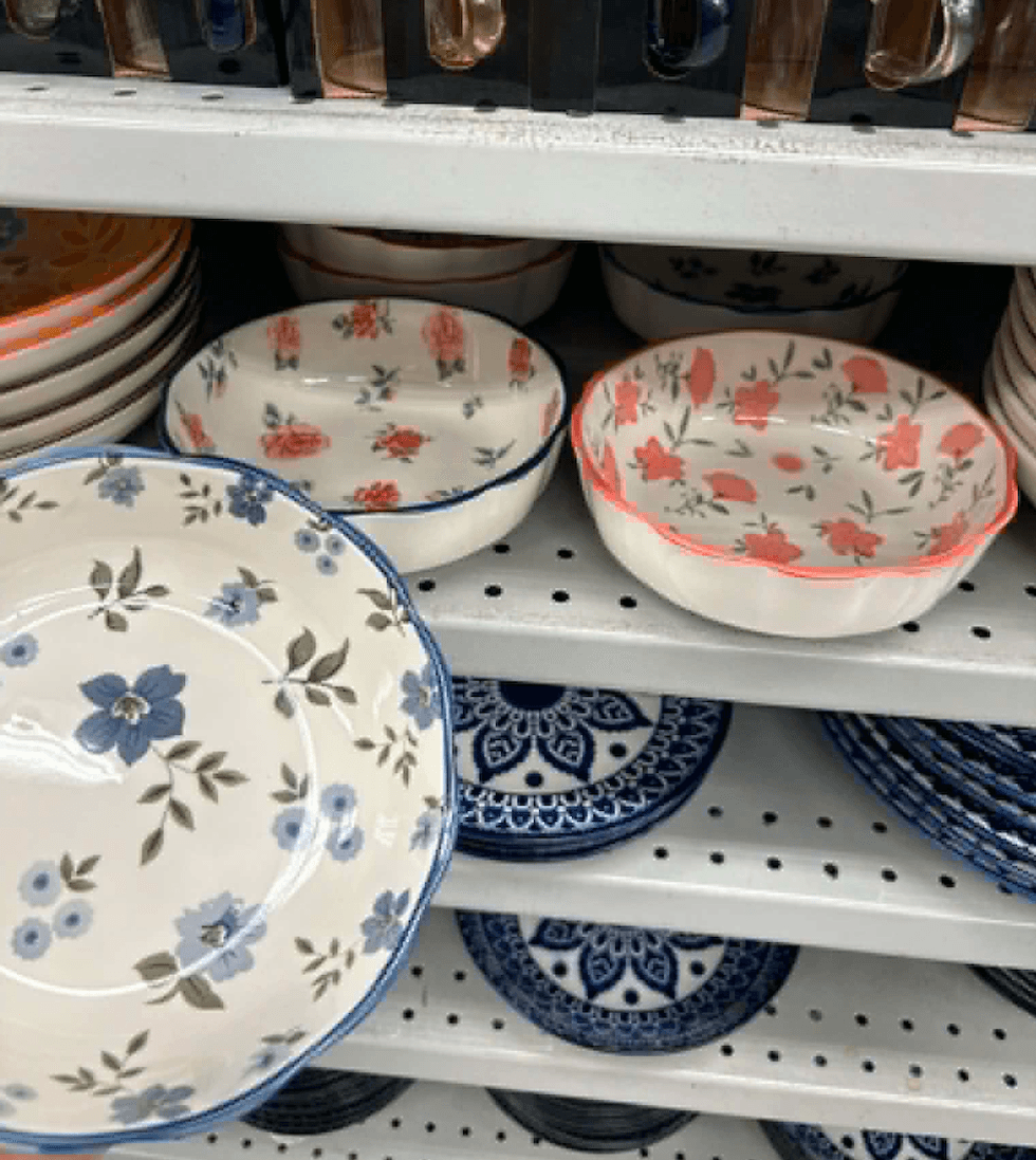 Bols et assiettes en c\u00e9ramique \u00e0 motifs floraux vendus au Dollarama.