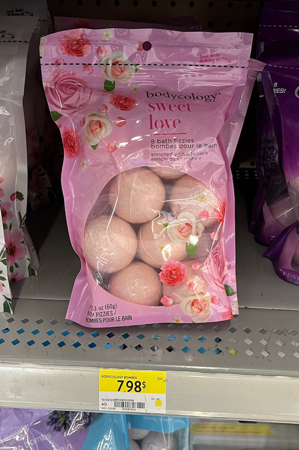 Bombes de bain rose sur une tablette.