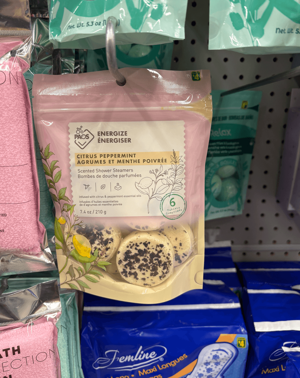 Bombes de douche parfum\u00e9es aux agrumes et menthe poivr\u00e9e sur les tablettes du Dollarama.