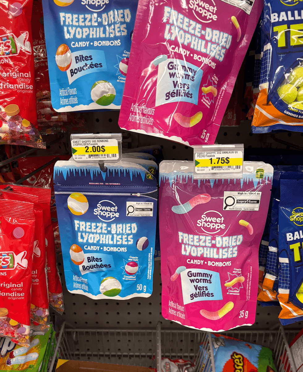Bonbons lyophilis\u00e9s sur les \u00e9tag\u00e8res du Dollarama.