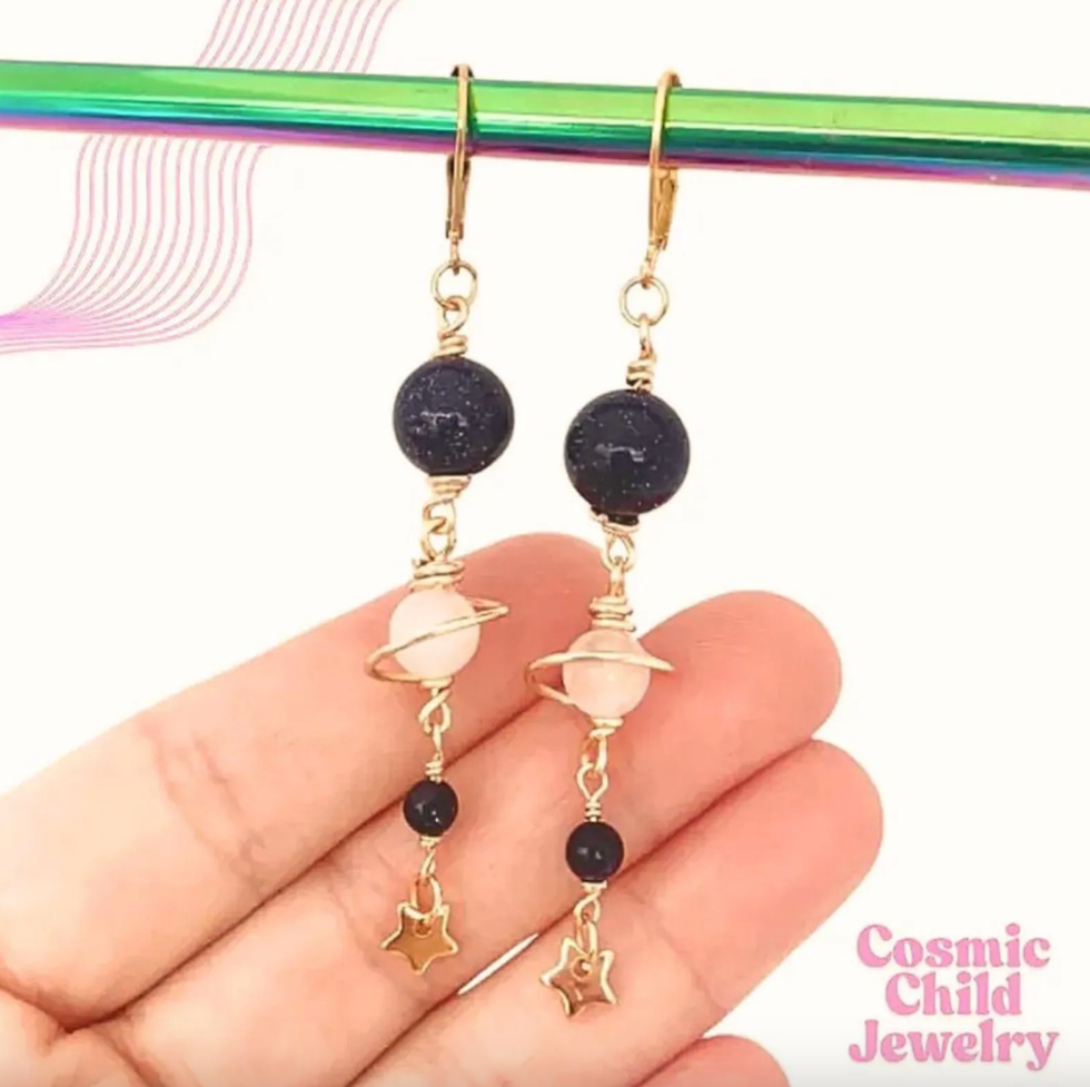 Boucles d'oreilles qui repr\u00e9sentent le syst\u00e8me solaire.