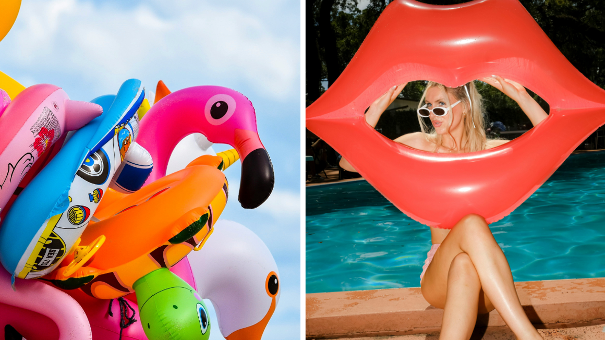 Bouées gonflables empilées, dont un flamant rose, sur fond de ciel bleu. Droite: Femme avec bouée en forme de lèvres rouges au bord d’une piscine.
