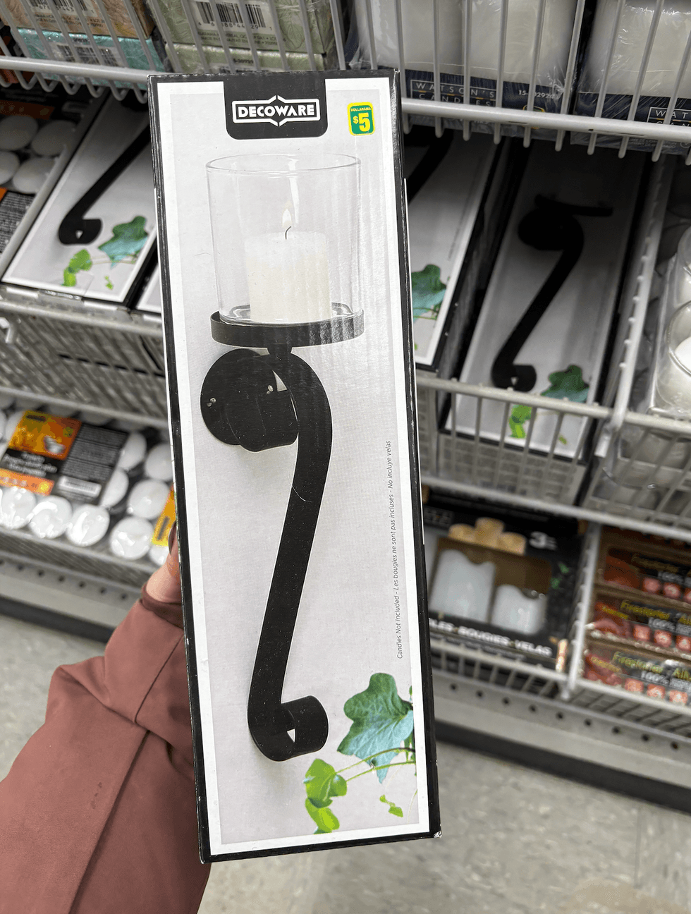 Bougeoir mural en m\u00e9tal noir sur les tablettes au Dollarama.