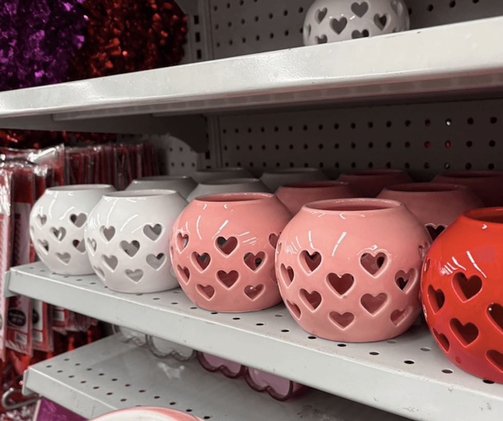 Bougeoir sph\u00e8re avec trous en forme de coeur.