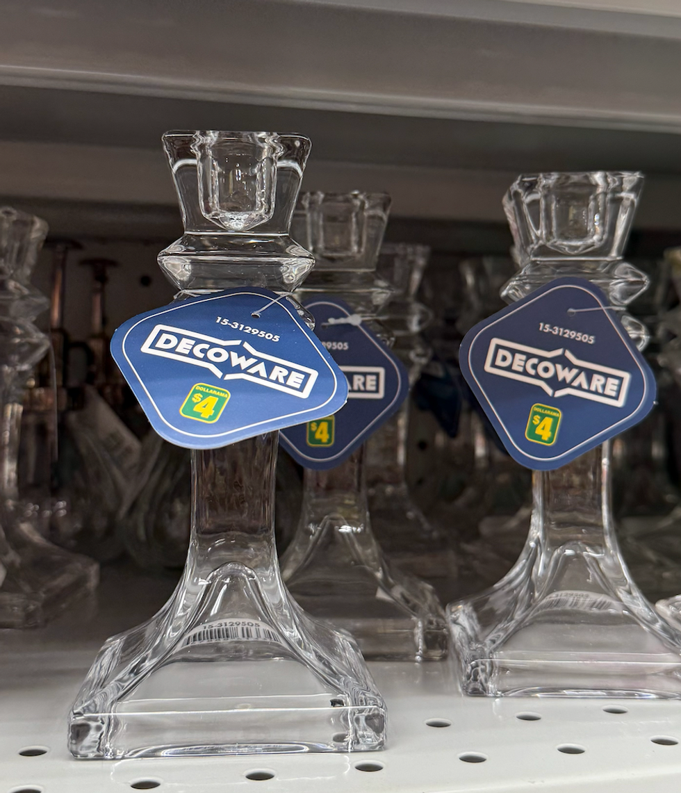 Bougeoirs en verre transparent de style classique expos\u00e9s sur une tablette chez Dollarama.