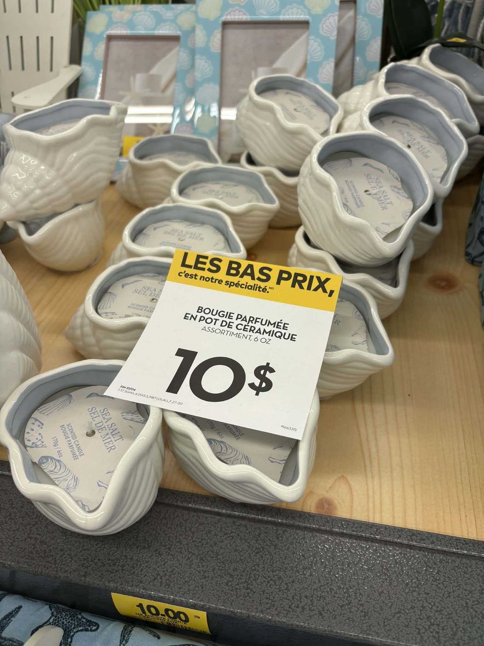 Bougies parfum\u00e9es dans des pots de c\u00e9ramique textur\u00e9s chez Tigre G\u00e9ant.