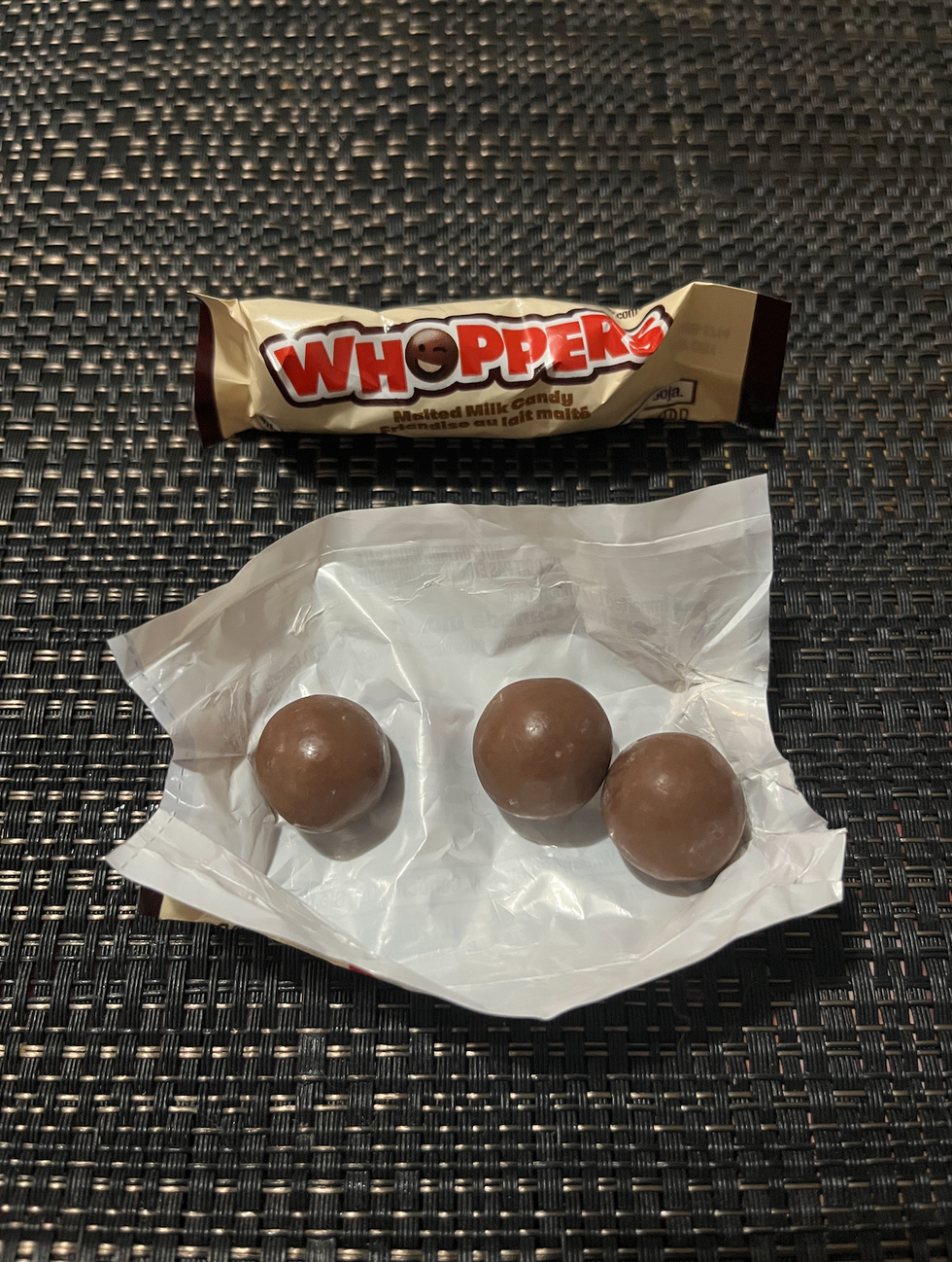 Boules chocolat\u00e9es Whoppers pour Halloween.