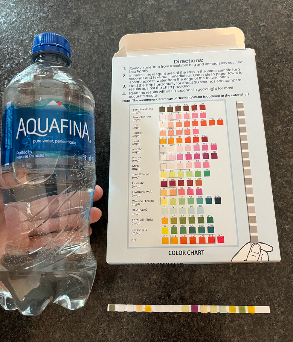 Bouteille d'eau Aquafina.