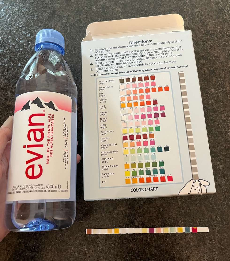 Bouteille d'eau Evian.