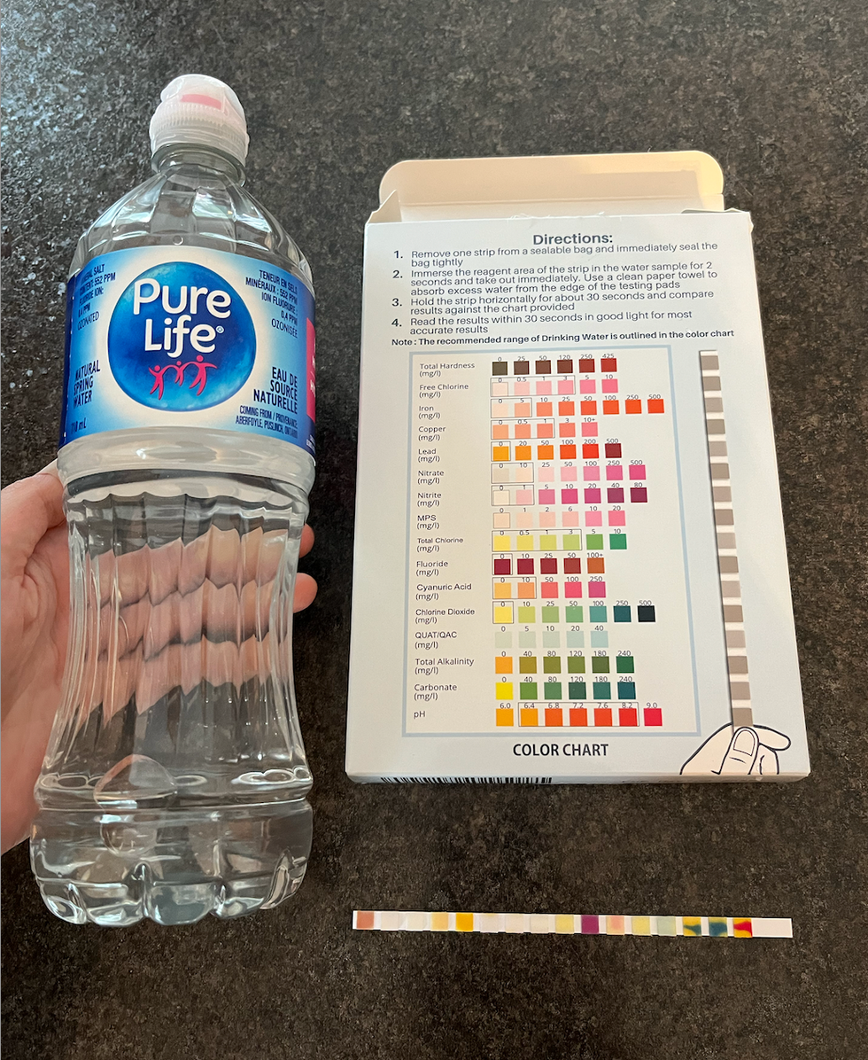 Bouteille d'eau Nestl\u00e9 Pure Life.