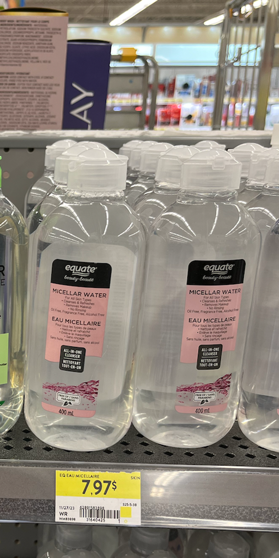 Bouteille de d\u00e9maquillant sur une tablette.