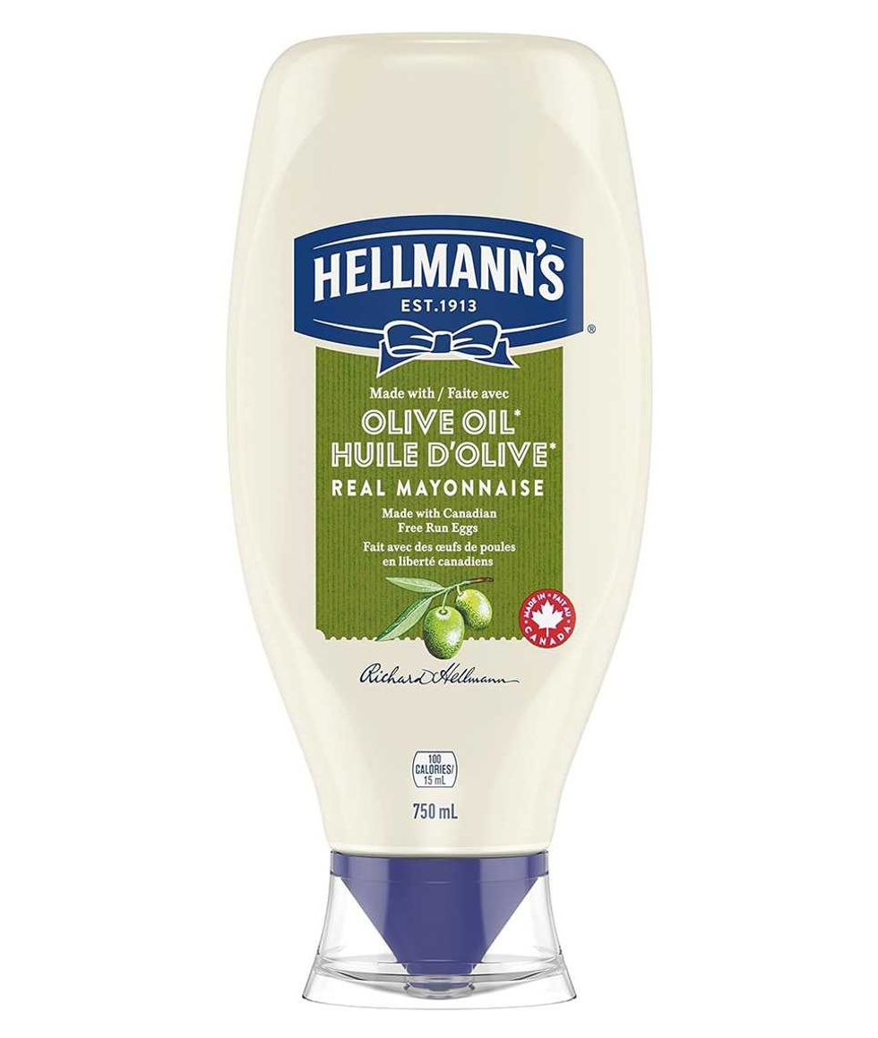 Bouteille de mayonnaise \u00e0 base d'huile d'olive Hellmann's sur fond blanc.