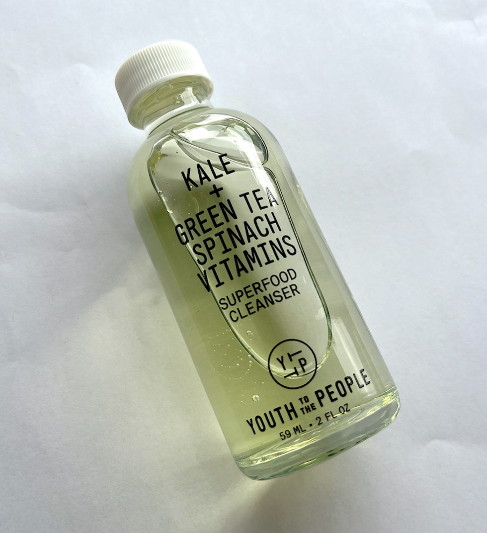 Bouteille en verre transparente de nettoyant antioxydant pour le visage.