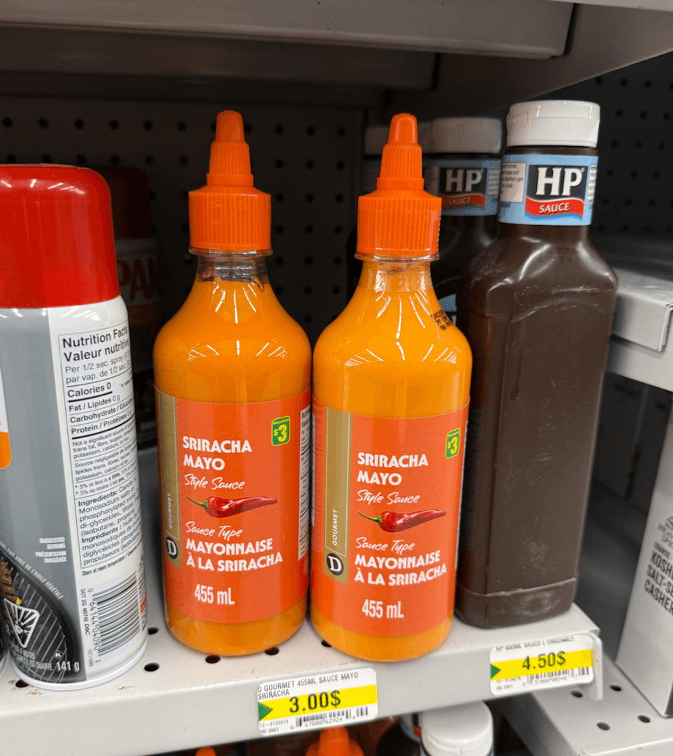 Bouteilles de mayonnaise \u00e0 la sriracha de 455 ml expos\u00e9es sur une tablette de Dollarama.