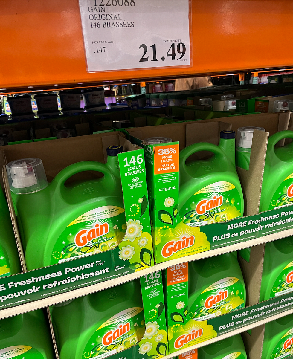 Bouteilles de savon \u00e0 linge Gain original.