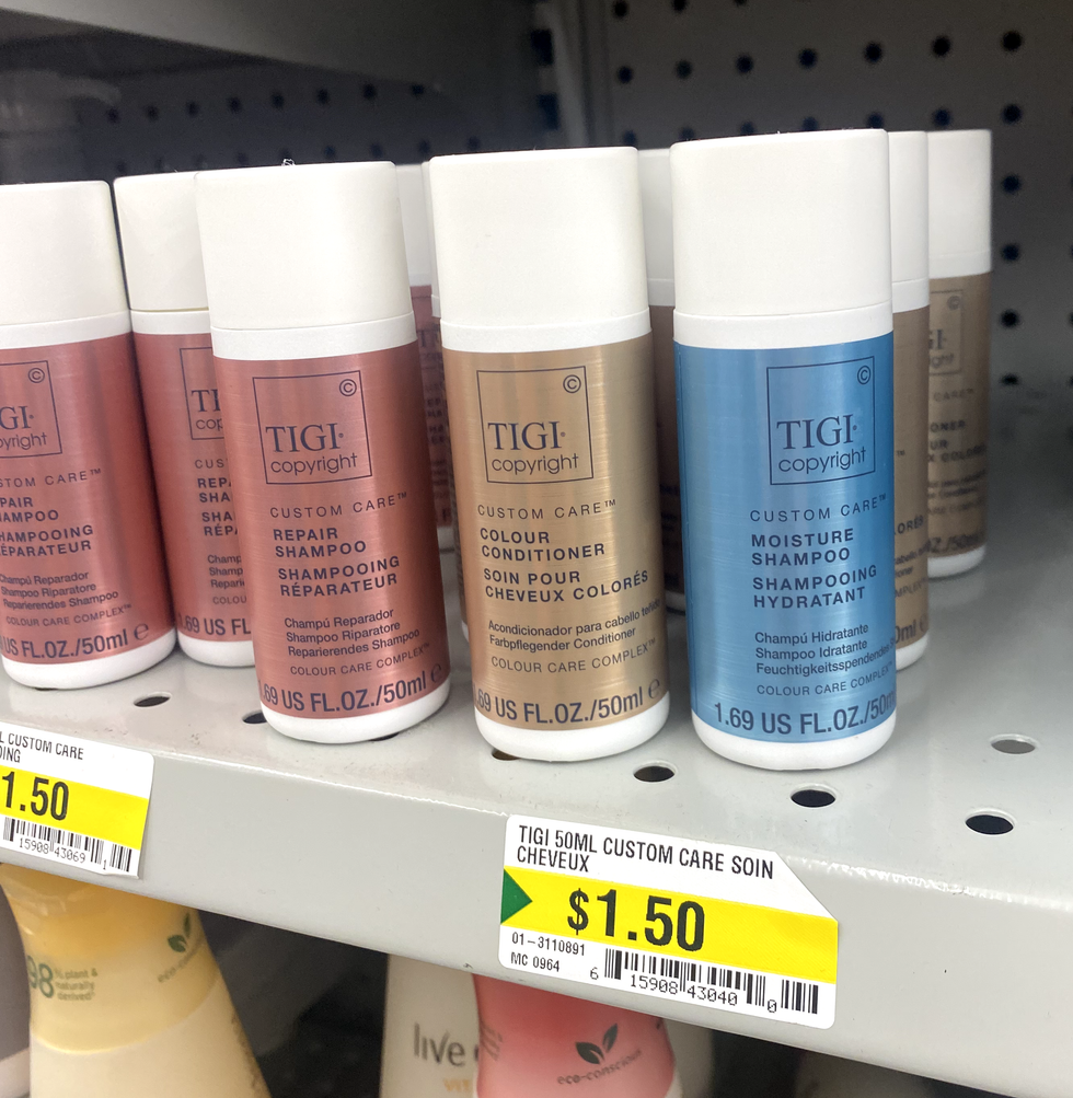 Bouteilles de shampoing.