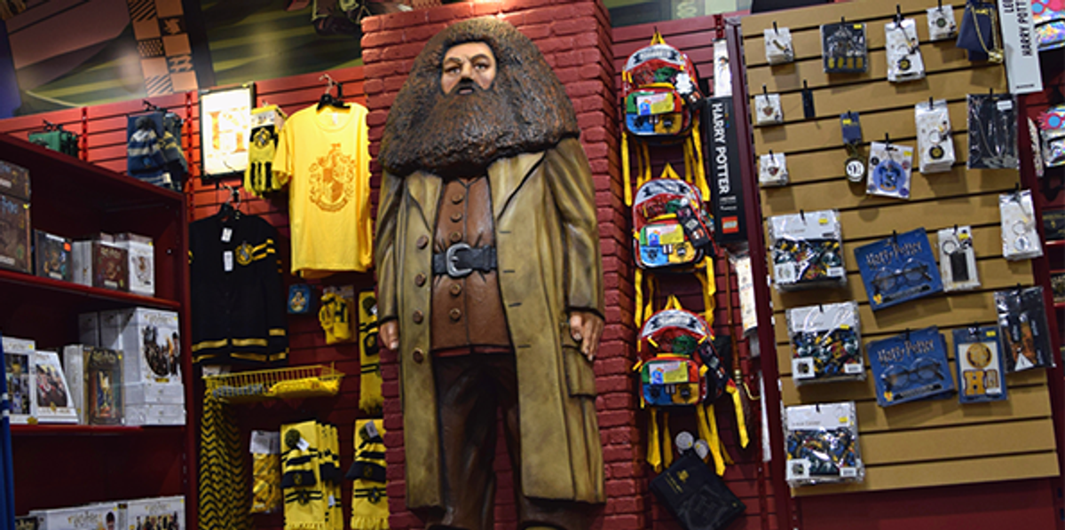 Une boutique de 3 M avec une section 100 Harry Potter a ouvert ses portes à Laval Narcity Une boutique de 3 M avec une section 100 Harry Potter a ouvert ses portes à Laval Narcity