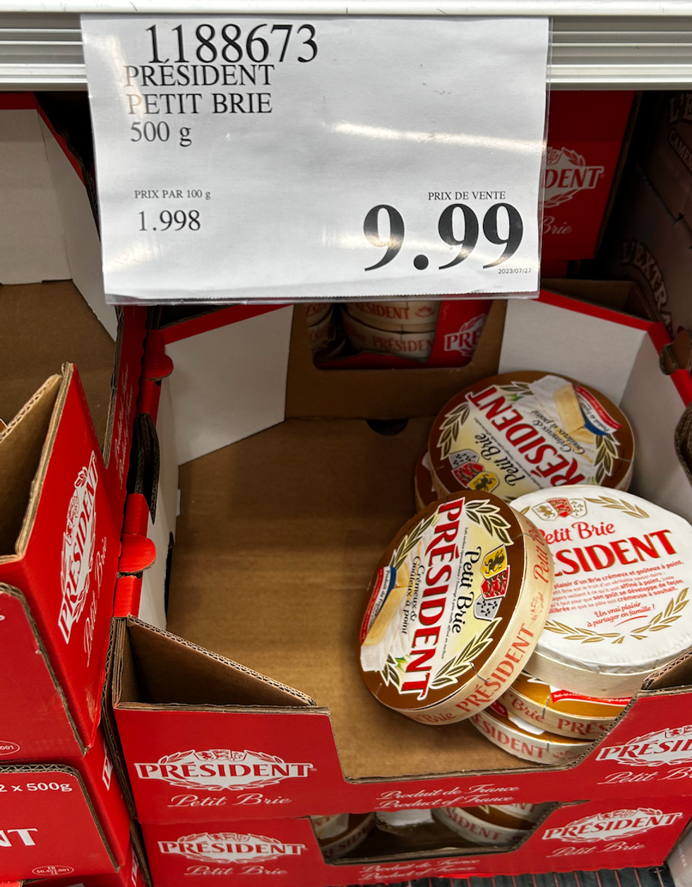 Brie Pr\u00e9sident de la section des fromages au Costco.