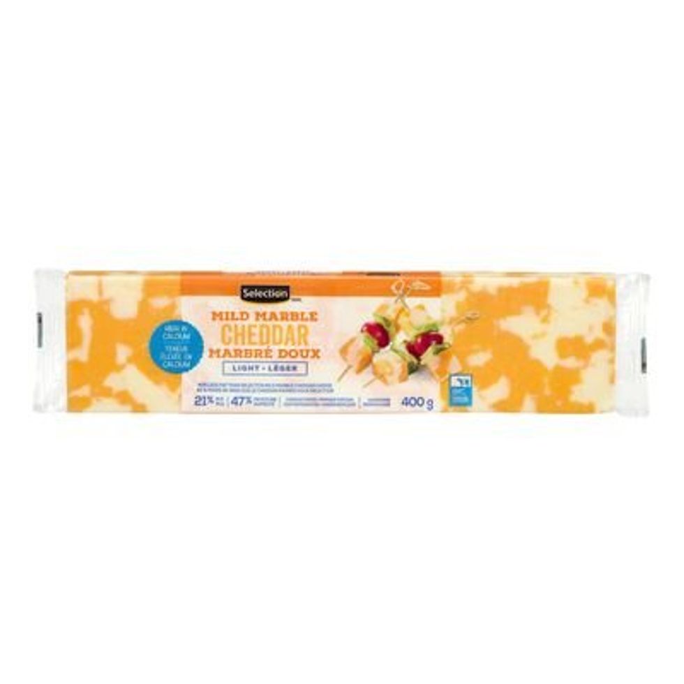 Brique de cheddar marbr\u00e9 doux.