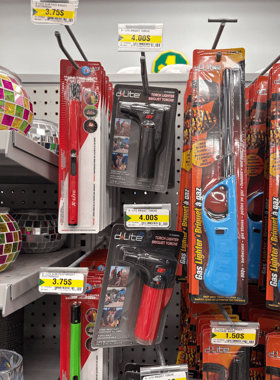 Briquet torche sur les \u00e9tag\u00e8res du Dollarama.