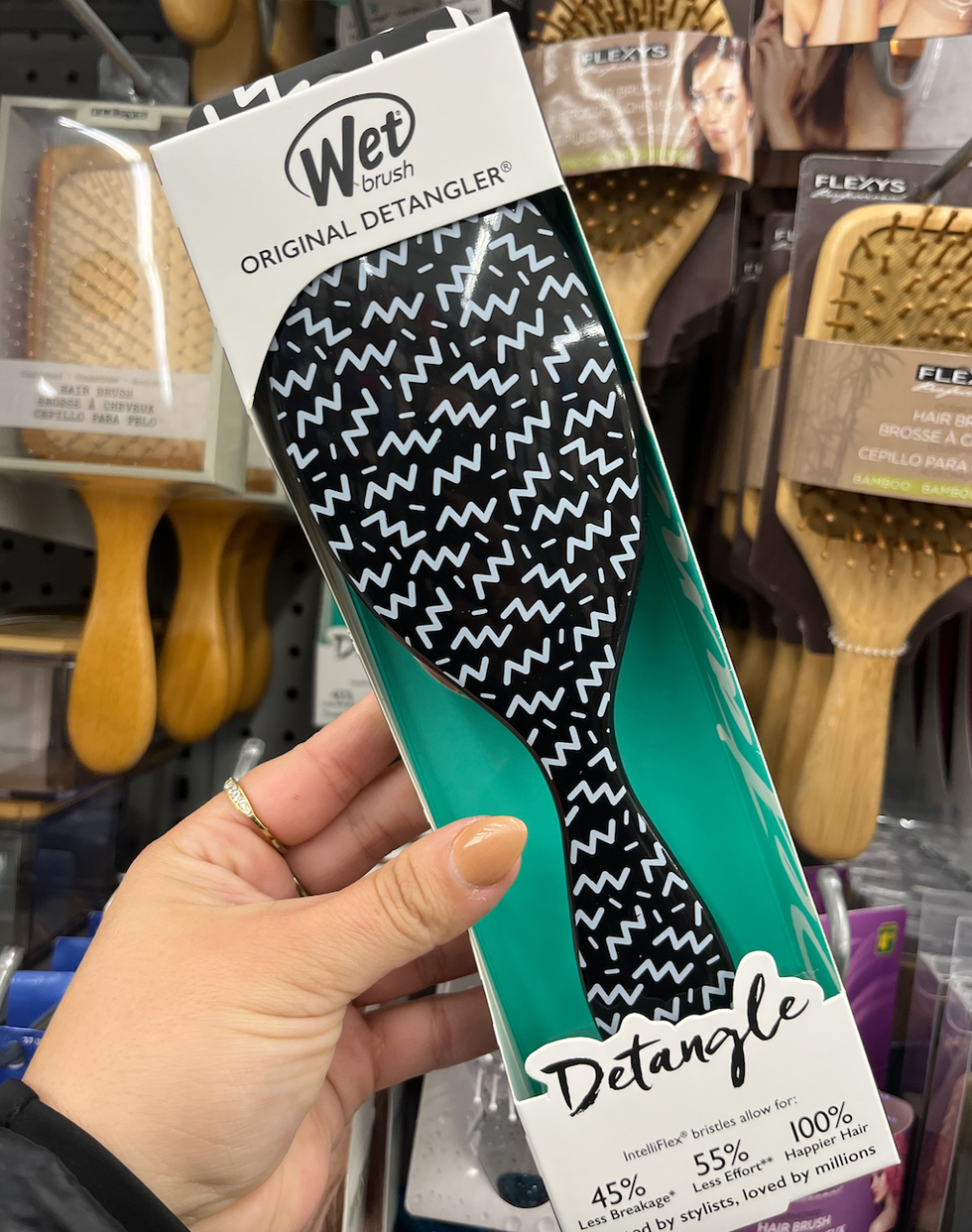 Brosse \u00e0 cheveux Wet Brush noire avec des motifs blancs.