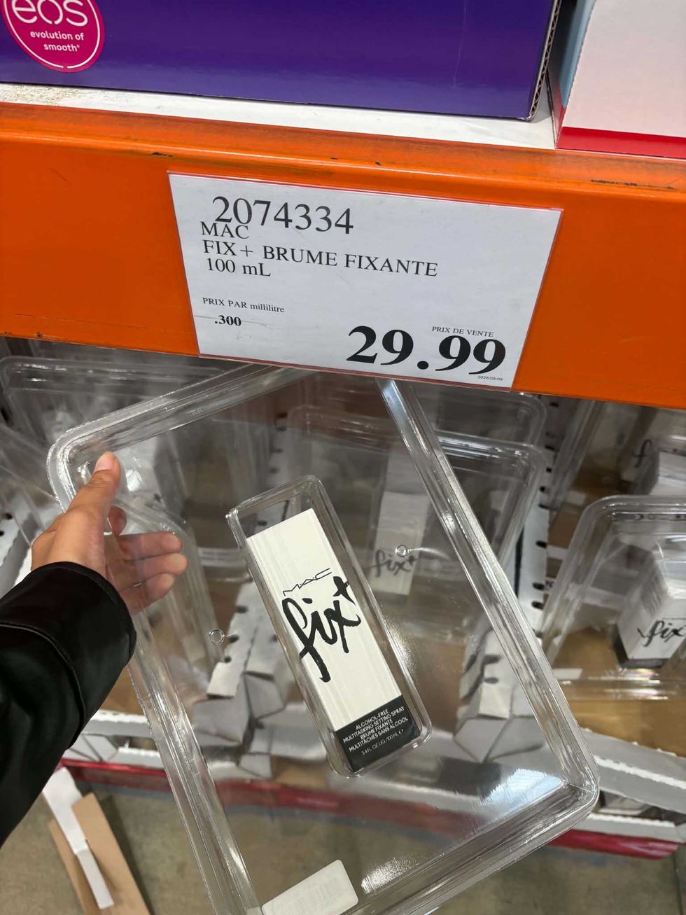 Brume fixante MAC Fix+ sans alcool de 100 ml et son \u00e9tiquette de prix chez Costco.