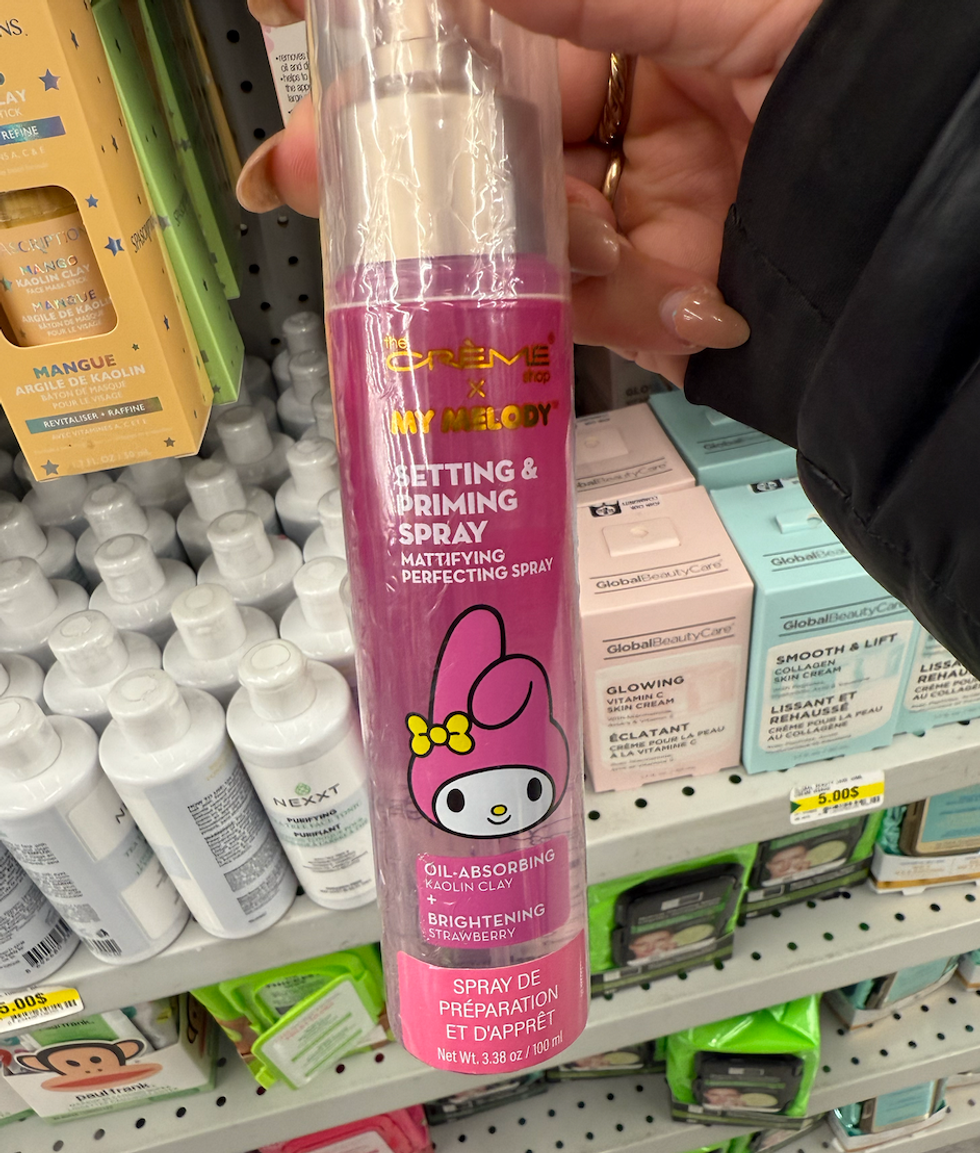 Brume rose de pr\u00e9paration et de finition My Melody dans un emballage transparent.