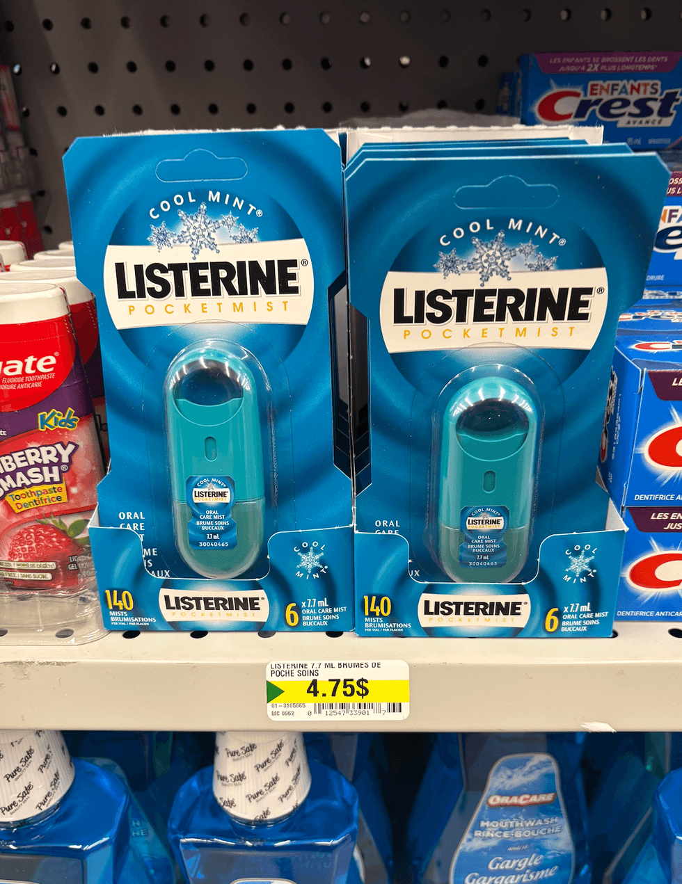 Brumes soins buccaux Listerine sur les tablettes du Dollarama.