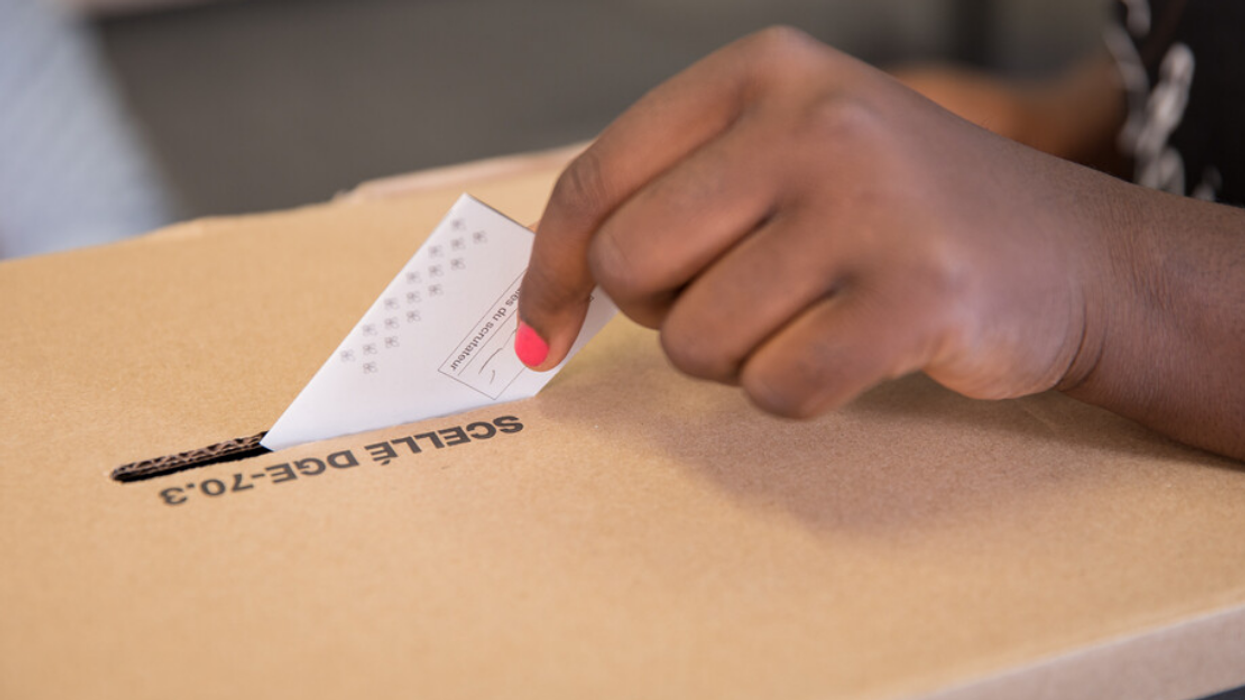 Bulletin de vote déposé dans l'urne.