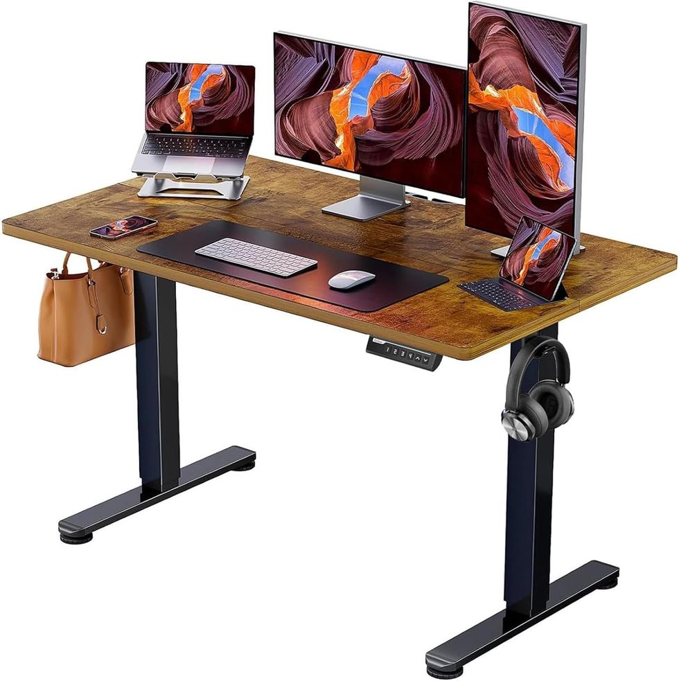 Bureau assis-debout \u00e9lectrique \u00e0 hauteur r\u00e9glable ErGear sur le site d'Amazon Canada.