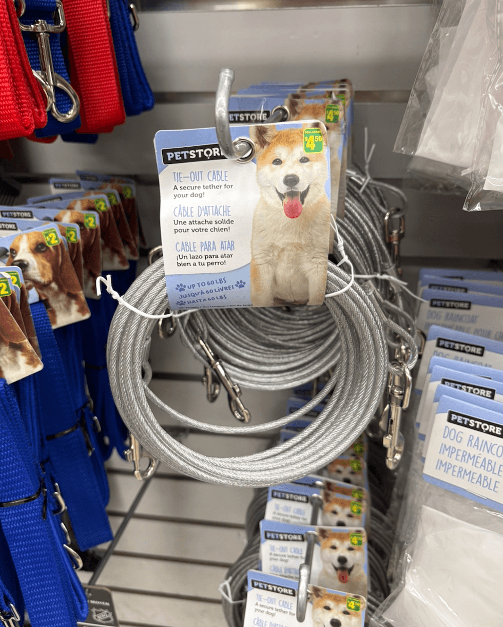 C\u00e2ble d'attache pour animaux sur les tablettes du Dollarama.