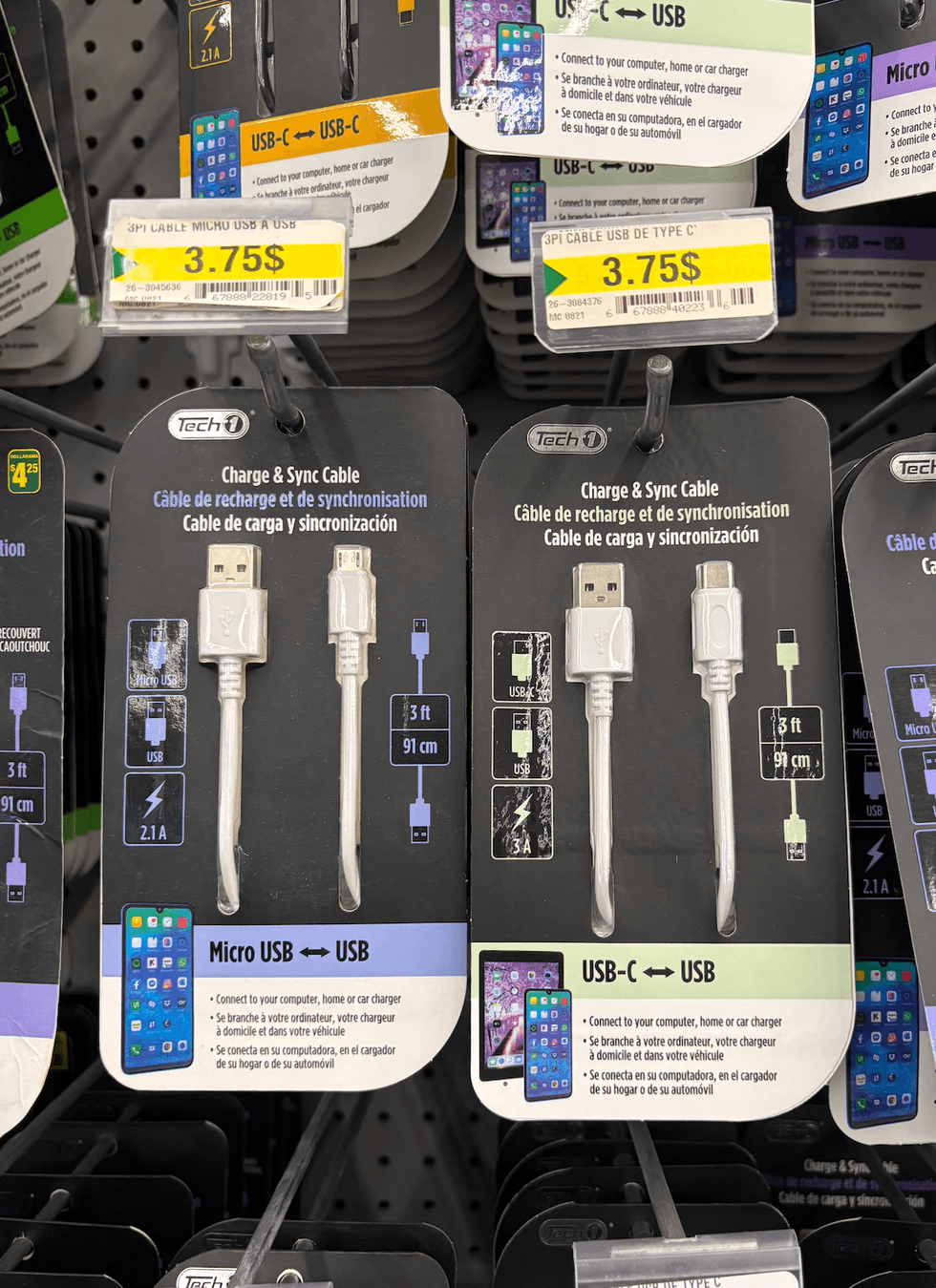 C\u00e2bles de recharge et de synchronisation sur les \u00e9tag\u00e8res du Dollarama.