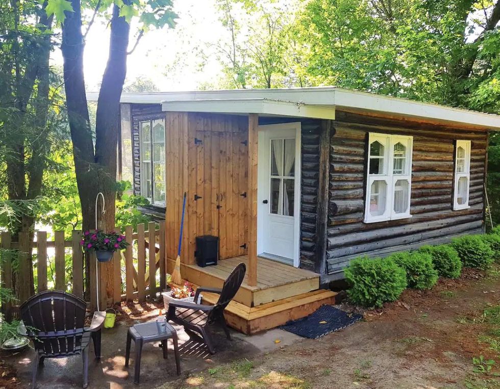 Cabane en bois avec mobilier de patio au Perch\u00e9-sur-la-rivi\u00e8re.