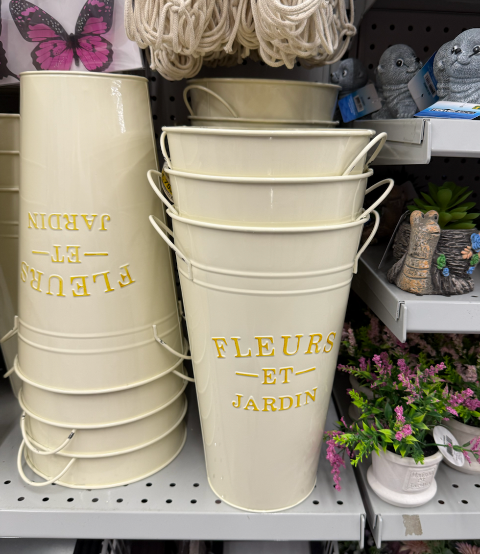 Cache-pots champ\u00eatre avec l'inscription Fleurs et jardin, vendu au Dollarama.