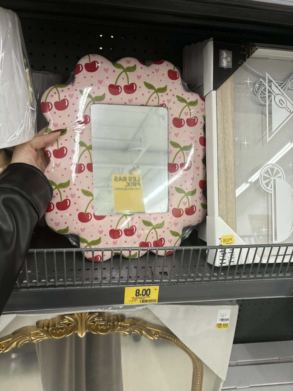 Cadre miroir d\u00e9coratif rose avec motifs de cerises chez Tigre G\u00e9ant.