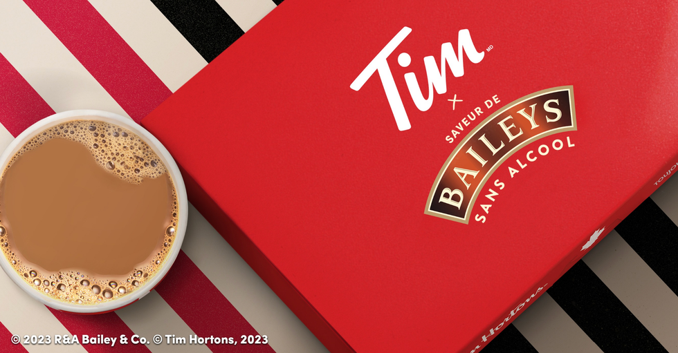 Caf\u00e9 et bo\u00eete de beignes de Tim Hortons au Baileys sans alcool.