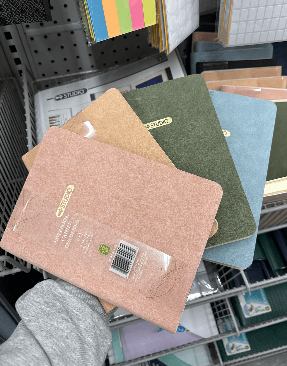 Cahiers de notes color\u00e9s sur les tablettes du Dollarama.