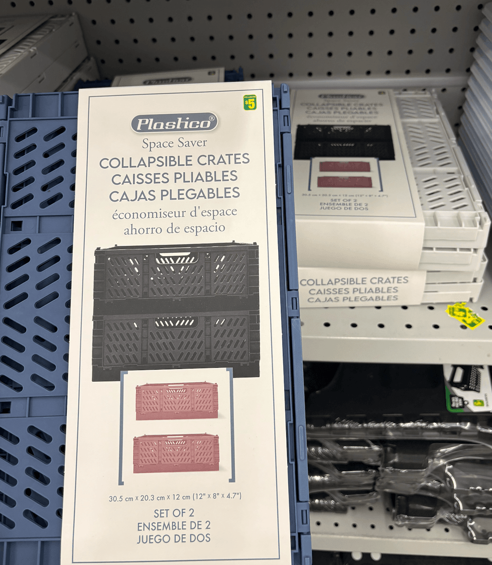Caisses pliables sur les tablettes du Dollarama.
