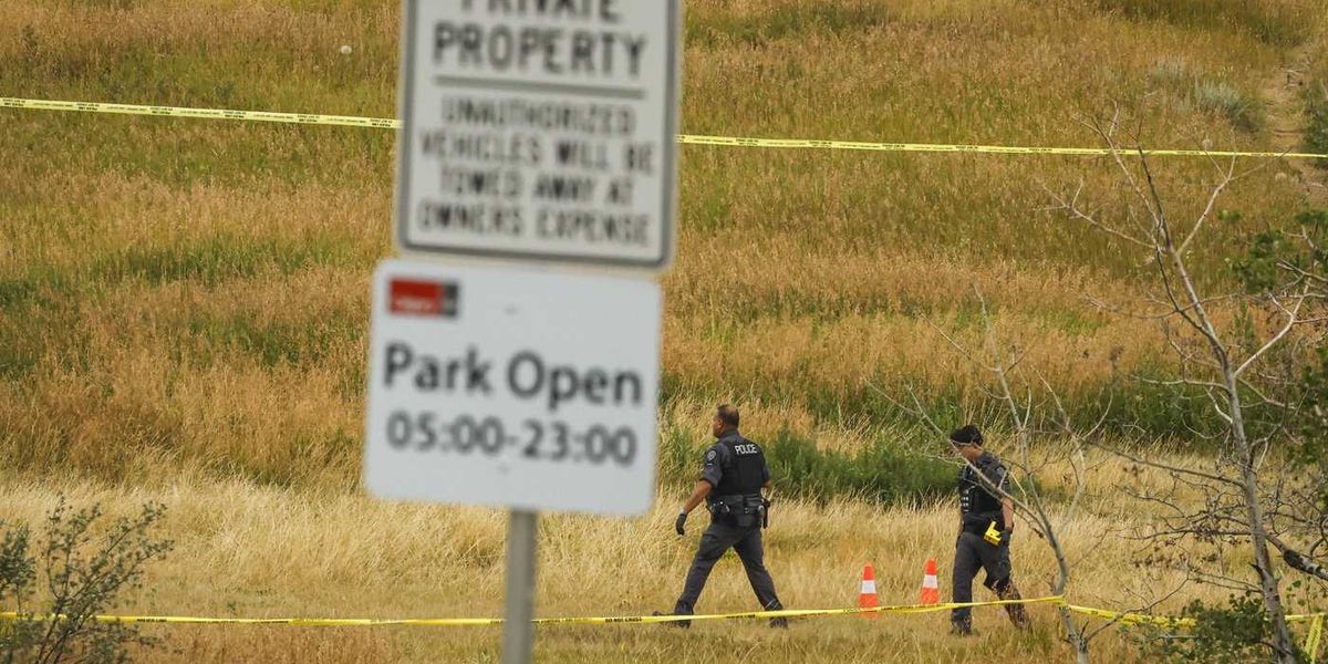 Calgary officer shot, suspect dead after dramatic chase and gunfire in city park Calgary officer shot, suspect dead after dramatic chase and gunfire in city park
