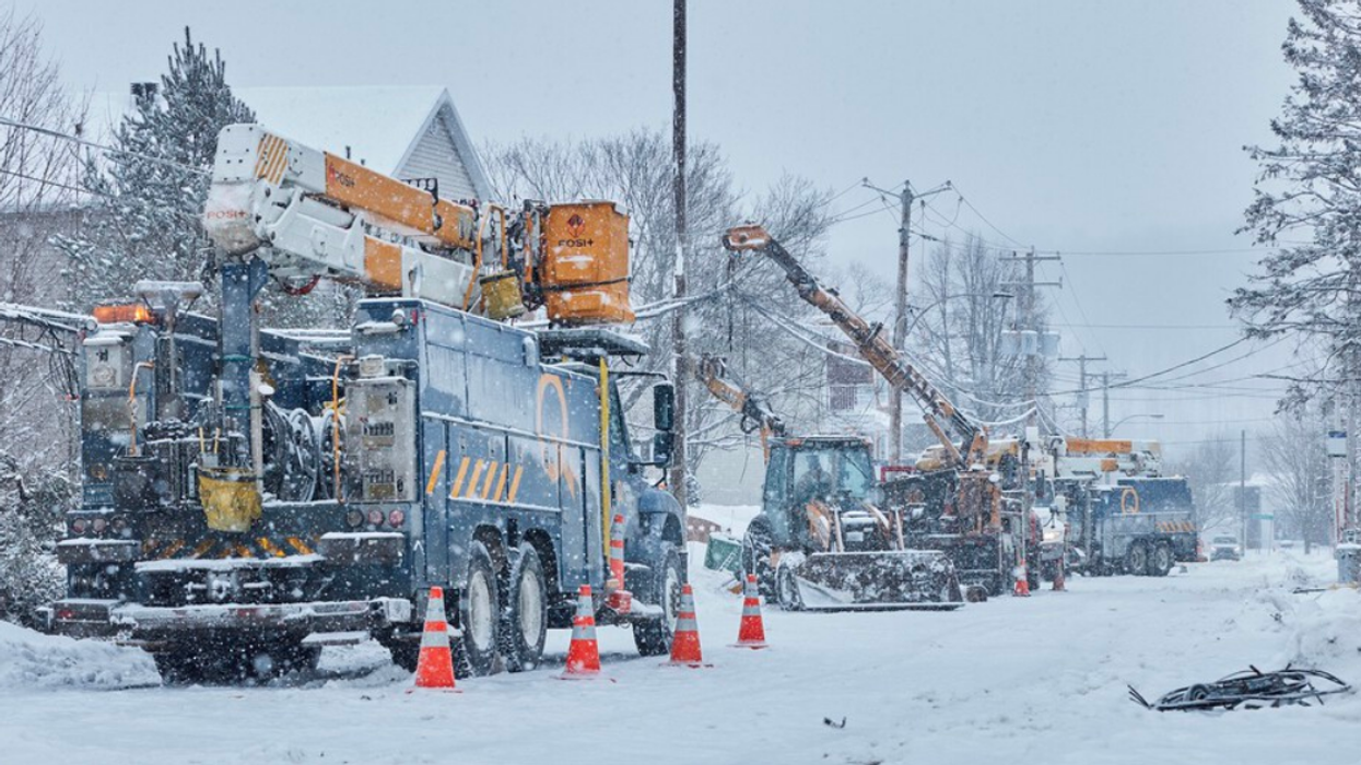 Camion d'Hydro-Québec dans la neige.