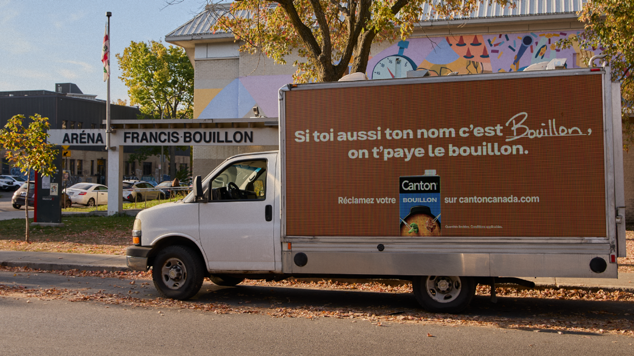 Camion publicitaire de Canton stationné devant l’aréna Francis-Bouillon à Montréal, affichant le message « Si toi aussi ton nom c’est Bouillon, on t’paye le bouillon ».