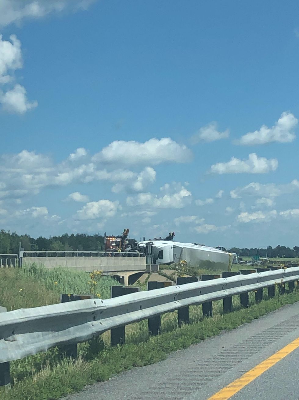 Camion renvers\u00e9 sur le bord de l'autoroute.