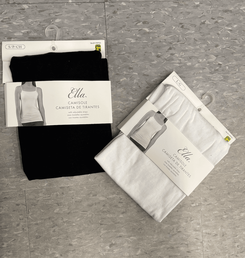 Camisoles sur le sol du Dollarama.