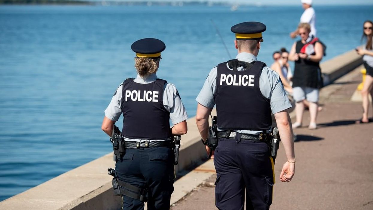 Police Officers In Canada Can Choose Whether Or Not To Wear A Mask On The  Job - Narcity