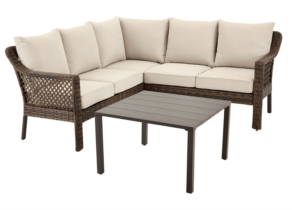 Canap\u00e9 modulaire de jardin en osier vendu chez Canadian Tire.