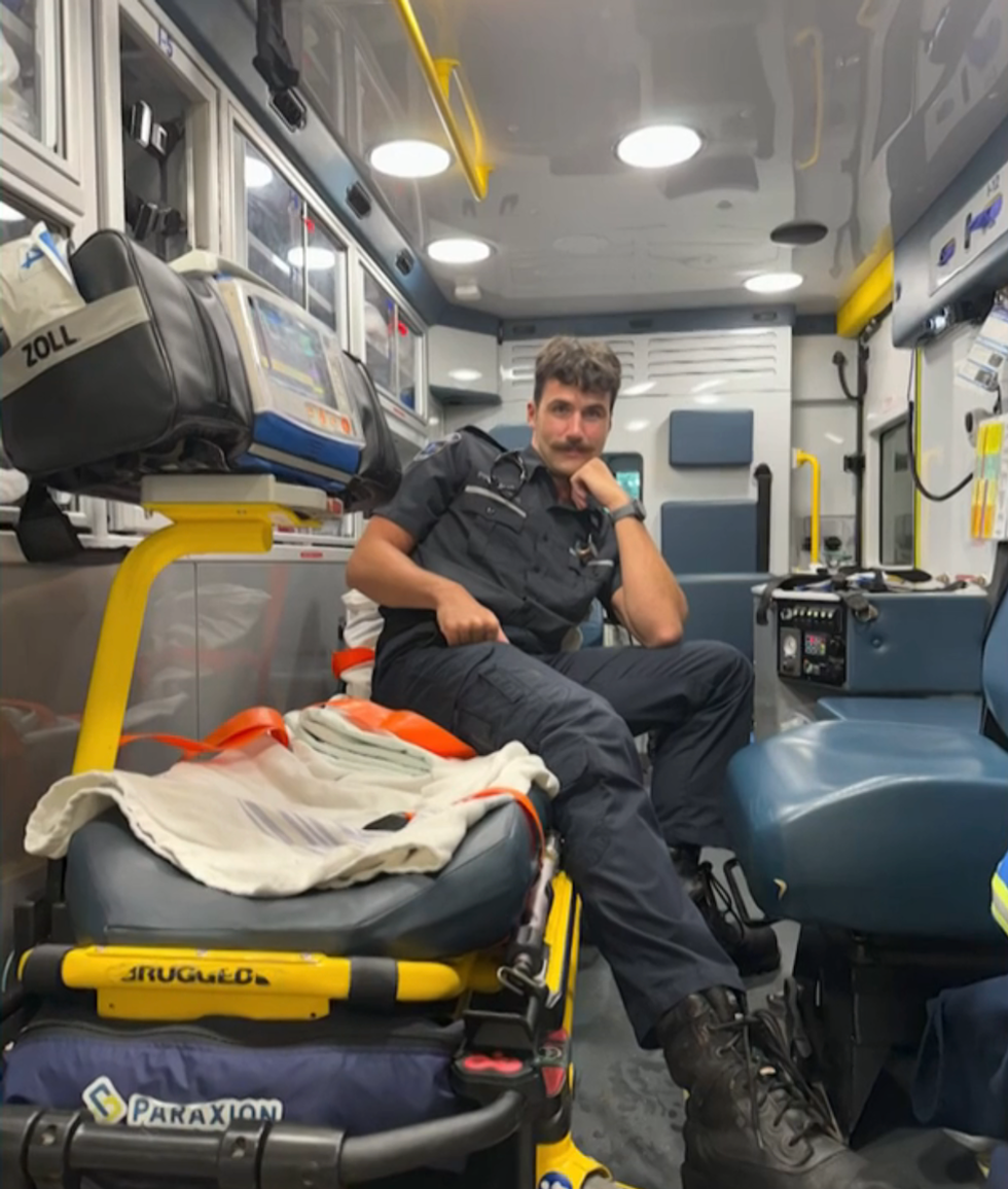 Carl d'OD Mexique au travail, assis sur une civi\u00e8re.